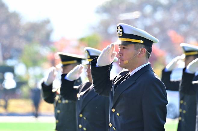 28일 경남 진해 해군사관학교에서 열린 제139기 사관후보생 임관식에서 이재용 삼성전자 회장의 장남 이지호 소위와 동기들이 거수경례를 하고 있다. / 사진=공동취재