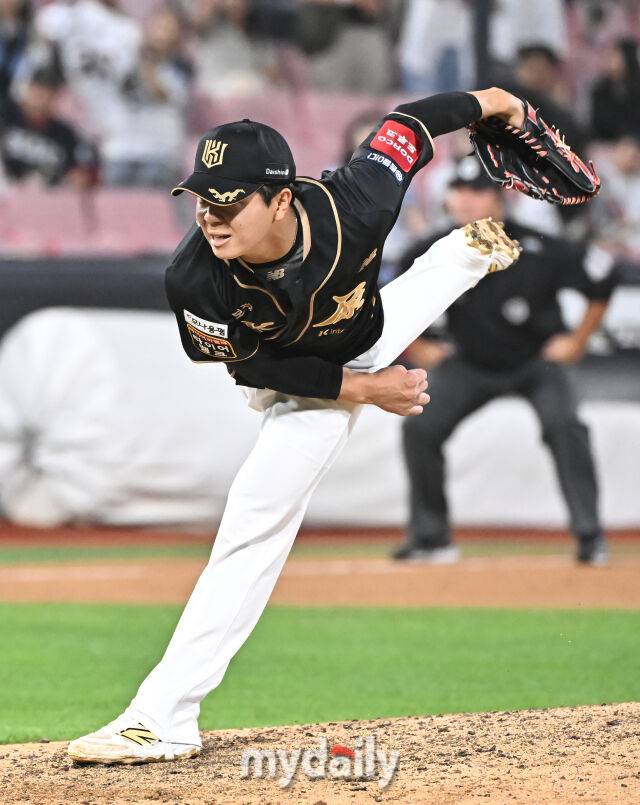 9일 오후 경기도 수원시 조원동 수원KT위즈파크에서 열린 '2025 프로야구 KBO리그' KT위즈와 두산베어스의 경기. KT 손동현이 역투하고 있다./마이데일리