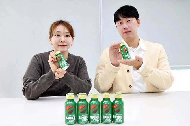 ‘엘:보틀(L:Bottle)’을 개발한 신대현(오른쪽부터), 노혜진 MD [롯데홈쇼핑 제공]