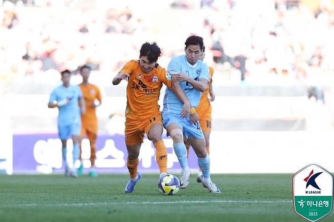 [서울=뉴시스] 프로축구 K리그1 제주SK 유인수(왼쪽), 대구FC 정재상. (사진=한국프로축구연맹 제공)