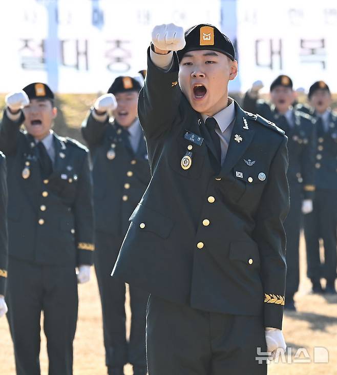 [광주(경기)=뉴시스] 김종택기자 = 28일 경기 광주시 오포읍 육군 특수전학교에서 열린 '특전부사관 261기 임관식'에서 특전부사관들이 신조제창을 하고 있다. 2025.11.28. jtk@newsis.com