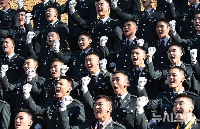 [광주(경기)=뉴시스] 김종택기자 = 28일 경기 광주시 오포읍 육군 특수전학교에서 열린 '특전부사관 261기 임관식'에서 특전부사관들이 구호를 외치고 있다. 2025.11.28. jtk@newsis.com