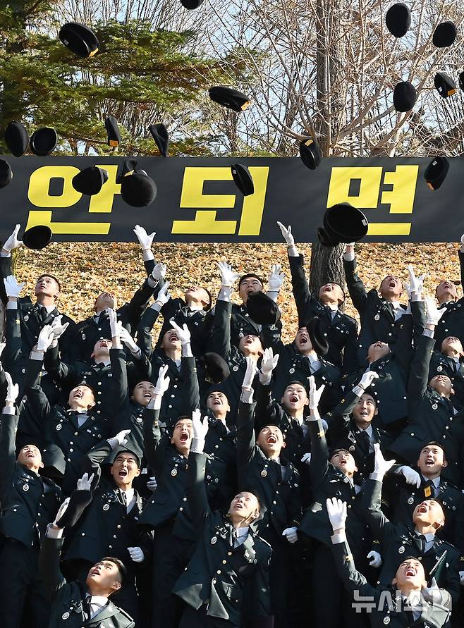 [광주(경기)=뉴시스] 김종택기자 = 28일 경기 광주시 오포읍 육군 특수전학교에서 열린 '특전부사관 261기 임관식'에서 특전부사관들이 검은 베레모를 던지고 있다. 2025.11.28. jtk@newsis.com