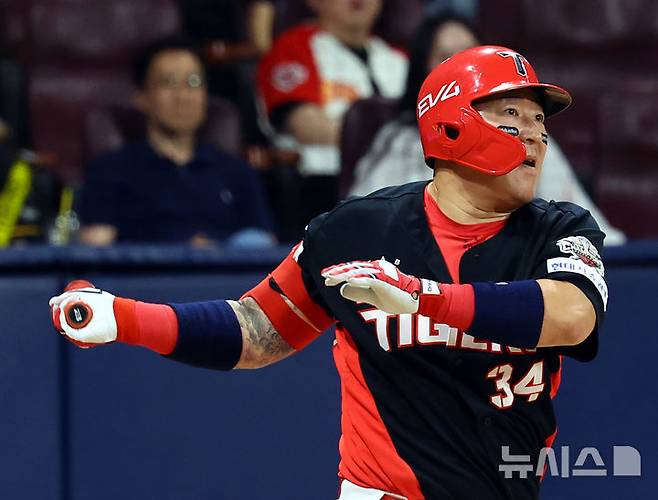 [서울=뉴시스] 박주성 기자 = 26일 오후 서울 구로구 고척스카이돔에서 열린 프로야구 2025 KBO리그 KIA 타이거즈 대 키움 히어로즈의 경기, 10회초 원아웃 주자 1루에서 KIA 최형우가 안타를 치고 있다. 2025.06.26.park7691@newsis.com