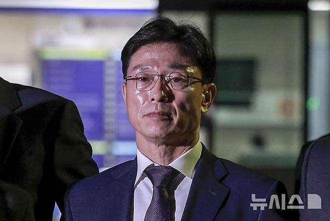 [서울=뉴시스] 정병혁 기자 = 임성근 전 해병대 1사단장이 23일 서울 서초구 서울중앙지방법원에서 열린 영장실질심사를 마친 뒤 나오고 있다. 2025.10.23 jhope@newsis.com