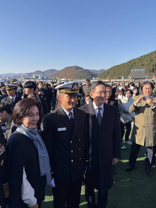 [진해=뉴시스]이재용 삼성전자 회장이 28일  오후 경남 창원시 진해구 해군사관학교에서 열린 제139기 해군 사관후보생 임관식에 참석해 장남 지호씨의 소위 임관을 축하했다. 이 회장과 홍라희 삼성미술관 리움 명예관장이 지호씨와 함께 사진 촬영하고 있다. (사진=공동취재단) photo@newsis.com *재판매 및 DB 금지