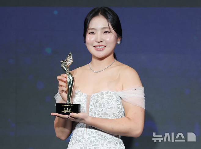 [서울=뉴시스] 김진아 기자 = 28일 서울 강남구 그랜드 인터컨티넨탈 서울 파르나스에서 열린 '2025 KLPGA 대상 시상식'에서 위메이드 대상을 수상한 유현조 선수가 트로피를 들고 포즈를 취하고 있다. 2025.11.28. bluesoda@newsis.com