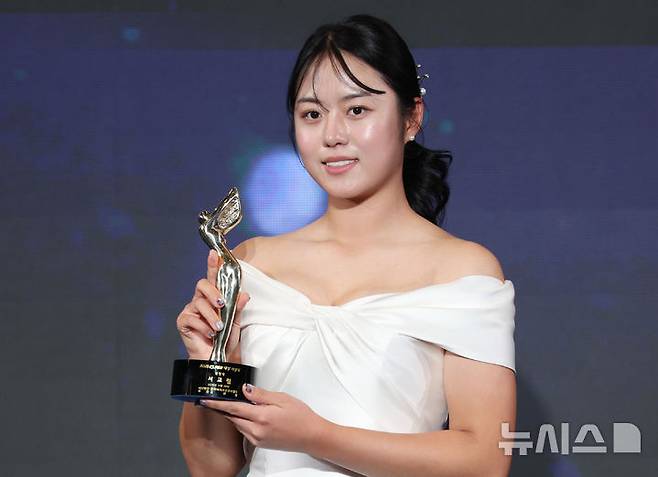 [서울=뉴시스] 김진아 기자 = 28일 서울 강남구 그랜드 인터컨티넨탈 서울 파르나스에서 열린 '2025 KLPGA 대상 시상식'에서 신인상을 수상한 서교림 선수가 트로피를 들고 포즈를 취하고 있다. 2025.11.28. bluesoda@newsis.com