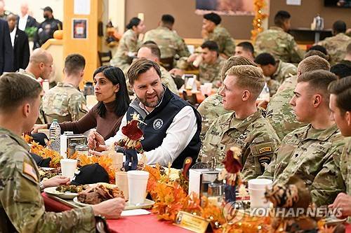 추수감사절 전날 군부대 행사 참석한 밴스 부통령 부부 [AP 연합뉴스]