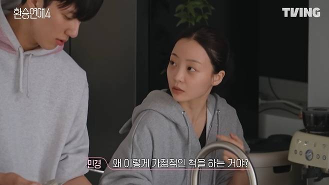 '환승연애' 제작진은 출연자들의 관계에 일절 관여하지 않는다고 한다. 김인하 PD는 "저희가 개입하는 순간 리얼리티가 깨진다고 생각한다. 특히 관계가 거미줄처럼 얽혀 있어 잘못 건드렸을 때 퍼질 파장이 너무 크다고 생각해 개입하지 않고 있다"고 밝혔다. 티빙 유튜브 영상 캡처