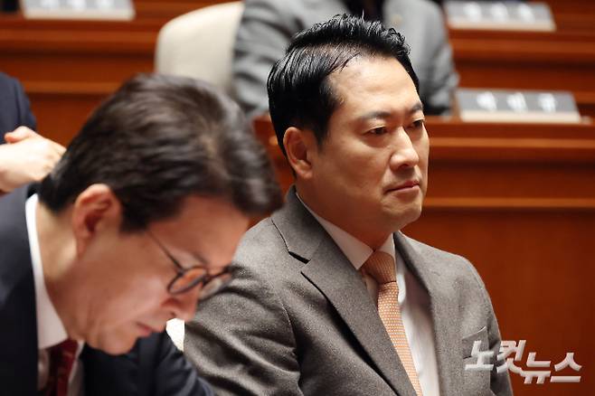 국민의힘 장동혁 대표가 27일 서울 여의도 국회에서 열린 의원총회에서 굳은 표정을 짓고 있다. 윤창원 기자