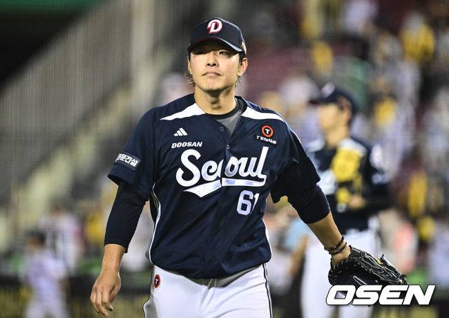 [OSEN=잠실, 조은정 기자]6일 오후 서울 잠실구장에서 ‘2025 신한 SOL Bank KBO리그’ LG 트윈스와 두산 베어스의 경기가 열렸다.LG는 최채흥, 두산은 콜어빈을 선발로 내세웠다.8회말 이닝을 마친 두산 최원준이 더그아웃으로 향하고 있다. 2025.08.06 /cej@osen.co.kr