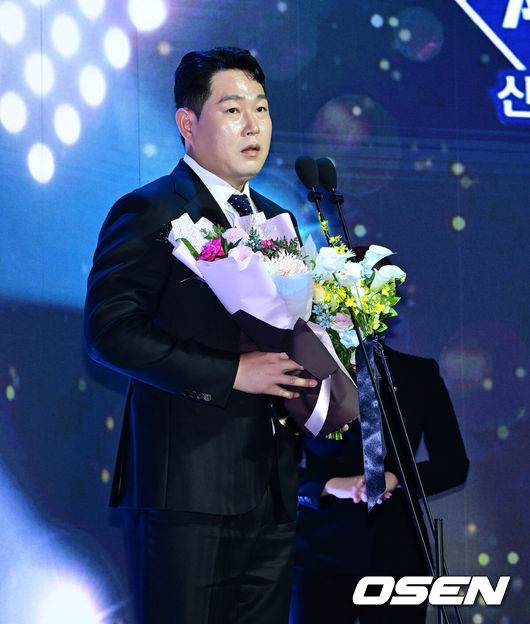 [OSEN=지형준 기자] 24일 오후 서울 잠실 롯데호텔 월드 크리스탈볼룸에서 ‘2025 신한 SOL뱅크 KBO 시상식’이 열렸다.KBO 시상식에서 가장 관심을 모으는 것은 단연 MVP 수상자다. 올해 MVP 레이스는 한화 코디 폰세와 삼성 르윈 디아즈의 2파전이다.&nbsp;KBO 타율상을 수상한 두산 양의지가 소감을 말하고 있다. 2025.11.24 /jpnews@osen.co.kr