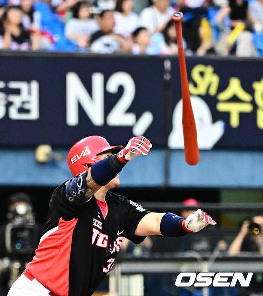 [OSEN=잠실, 지형준 기자] 13일 오후 서울 잠실구장에서 ‘2025 신한 SOL Bank KBO리그’ LG 트윈스와 KIA 타이거즈의 경기가 열렸다.LG는 임찬규, KIA는 이의리가 선발로 나섰다.6회초 무사에서 KIA 최형우가 역전 우월 솔로포를 날리고 있다. 2025.09.13 /jpnews@osen.co.kr