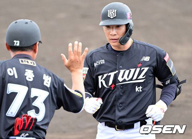 [OSEN=오키나와(일본), 조은정 기자]&nbsp;26일 일본 오키나와 고친다구장에서 한화 이글스와 KT 위즈의 연습경기가 열렸다.한화는 22일 훈련을 시작으로 8차례 연습경기를 치른 뒤 내달 4일 귀국한다.5회초 KT 선두타자 송민섭이 안타를 날리고 있다. 2025.02.26 /cej@osen.co.kr