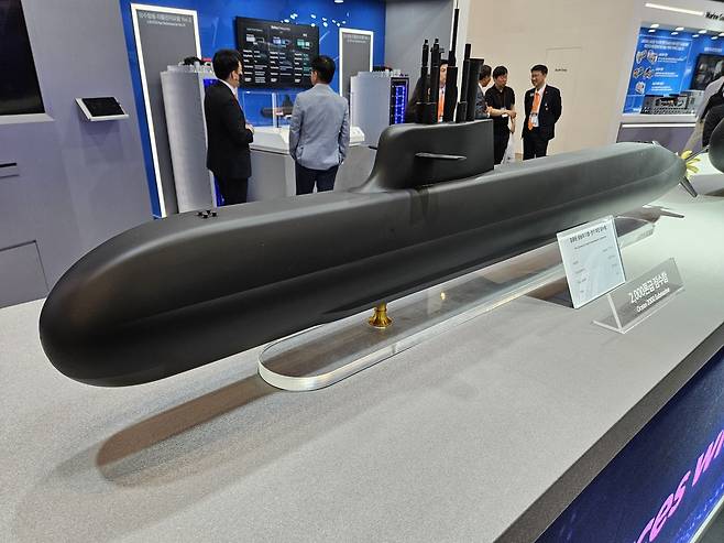 한화오션이 해외 시장에 제안하고 있는 2000t급 잠수함 모형. 사진=박수찬 기자