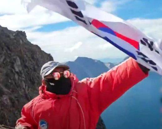 지난 7월 백두산 천지에서 태극기를 흔드는 영상을 올린 유튜버 A씨. ‘시수기릿’ 유튜브 채널 캡처