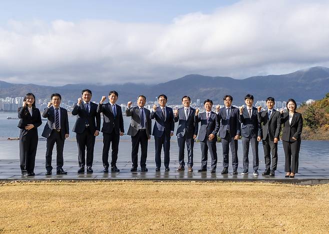 지난 27일 두산에너빌리티 창원 본사에서 진행된 해외 발전 프로젝트 경쟁력 강화를 위한 업무협약 체결식에서 한전KPS&nbsp;김홍연 사장(오른쪽 여섯 번째)과 두산에너빌리티 윤요한 마케팅부문장(왼쪽 여섯 번째)을 비롯한 양사 관계자들이 기념촬영을 하고 있다.