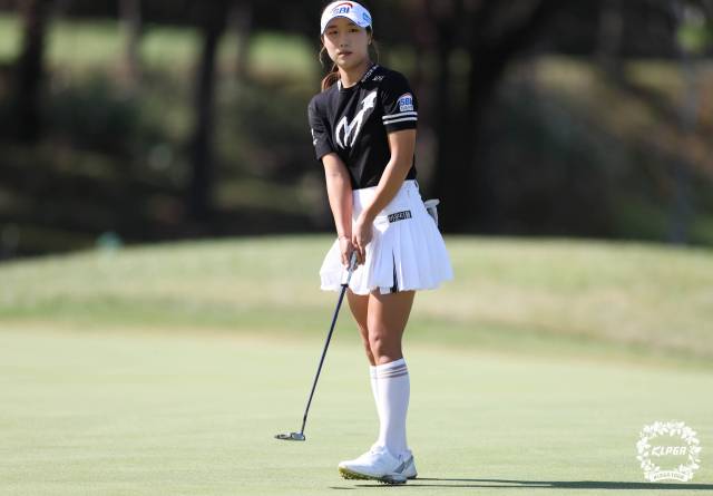 퍼팅 후 공을 바라보고 있는 이동은. 사진 제공=KLPGA