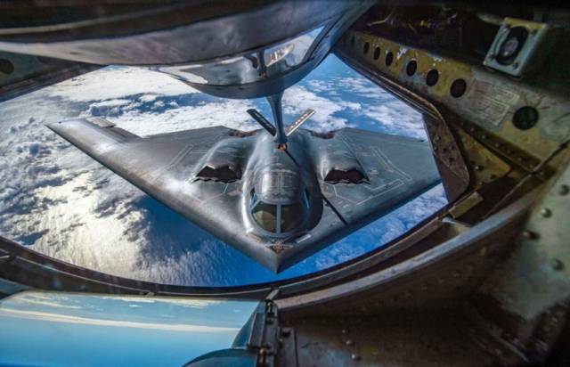 B-2 스텔스 폭격기가 공중급유 받는 모습. 사진 제공=미 공군사진 제공=미 공군