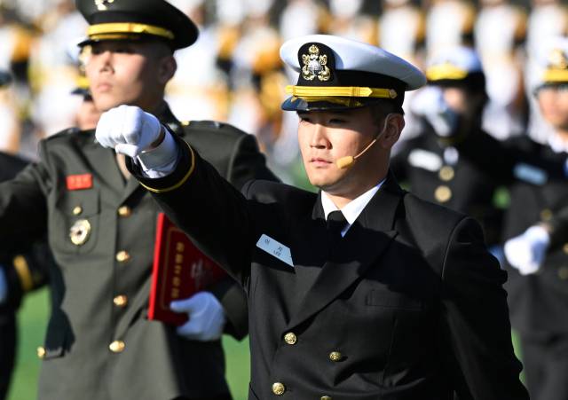 이지호 신임 소위가 28일 경남 창원시 진해구 해군사관학교에서 열린 '제139기 해군사관후보생 임관식'에 참석, 분열을 위해 이동하고 있다. 사진공동취재단