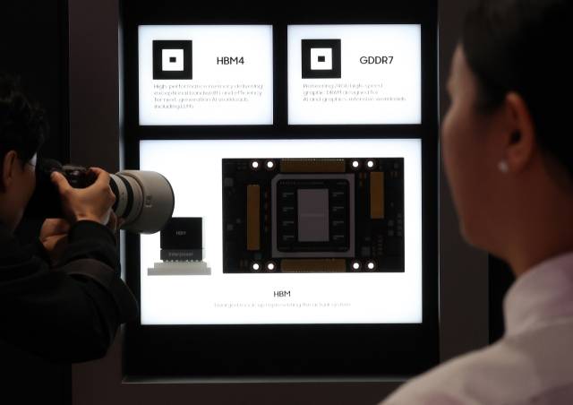 삼성 부스에서 관계자가 6세대 고대역폭 메모리인 HBM4와 그래픽D램 GDDR7을 소개하고 있다. 연합뉴스