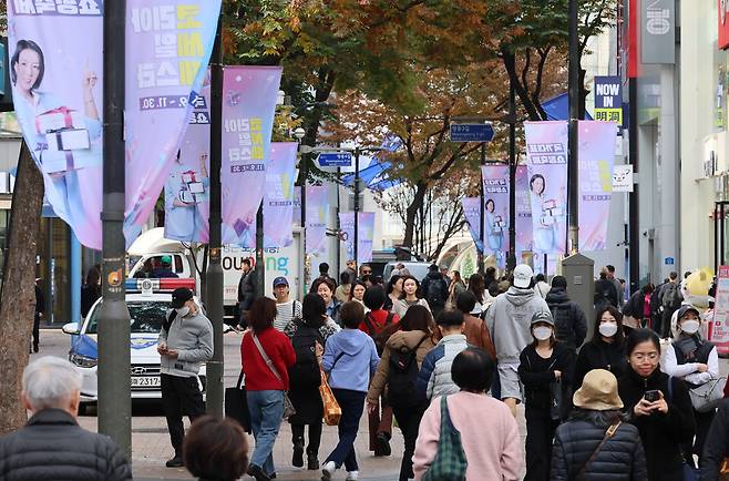 지난해 열린 2024 코리아세일페스타로 인해 서울 명동 거리가 시민들과 관광객들로 붐비는 모습 &copy;연합뉴스