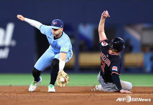 유격수 수비를 보고 있는 비솃(왼쪽). /AFPBBNews=뉴스1