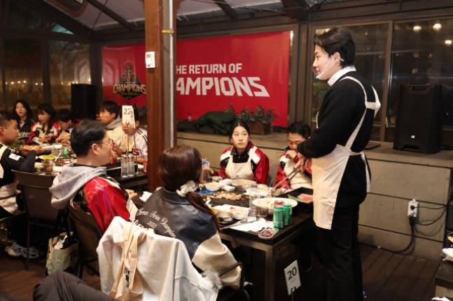 LG 임찬규가 27일 경기도 곤지암 리조트에서 진행된 '통합우승 BBQ 파티 in 곤지암' 행사에서 팬들에게 고기를 구워주고 있다. /사진=LG 트윈스 제공