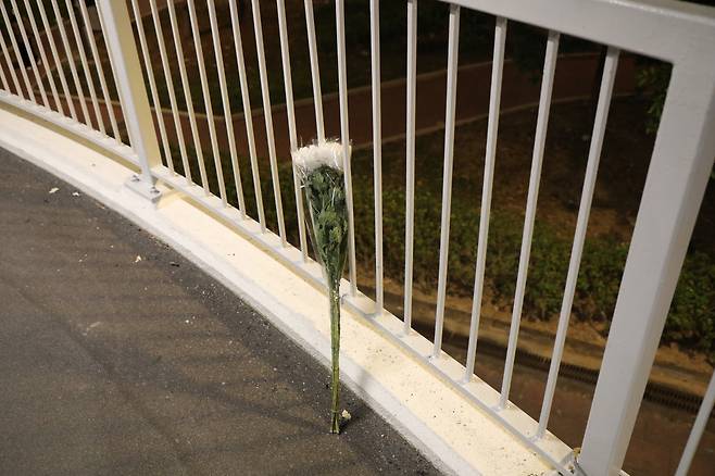 화재 발생한 '웡 푹 코트'(Wang Fuk Court) 인근에 놓인 꽃 27일 오후 11시 30분께 홍콩 북부 타이포의 고층 아파트 단지 '웡푹 코트'(Wang Fuk Court) 인근에 하얀 꽃이 놓여있다.[촬영 박수현]