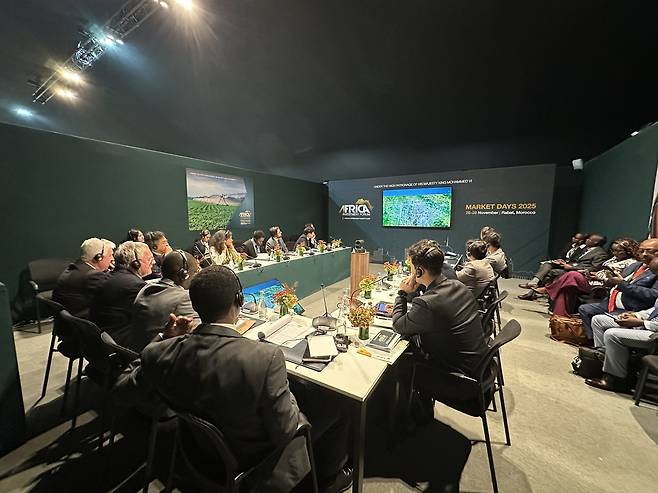 포스코인터내셔널 탄자니아 마헨게 광산 투자유치 설명회  (라바트=연합뉴스) 김성진 기자 = 26일(현지시간) 모로코 수도 라바트의 소피텔 호텔에서 탄자니아 마헨게광산 투자설명회가 열리고 있는 모습. 호주 자원개발기업 블랙록마이닝이 발표하는 자리에 전략적 투자자인 포스코인터내셔널이 함께 하고 있다. 2025.11.27 sungjin@yna.co.kr