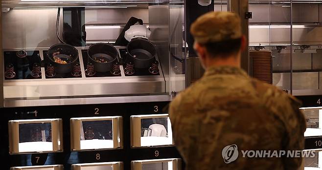 '미 육군 최초 자동화 식당'…대구 캠프 워커서 시범 운영 (대구=연합뉴스) 윤관식 기자 = 28일 대구 남구 주한미군 제19 지원사령부 캠프 워커에 설치된 자동화 식당인 '마켓 19'에서 한 미군이 로봇이 조리하는 급식을 기다리고 있다.
    해당 식당은 미 육군 최초의 자동화 식당으로 이달부터 6개월간 시범 운영한다. 2025.11.28 psik@yna.co.kr