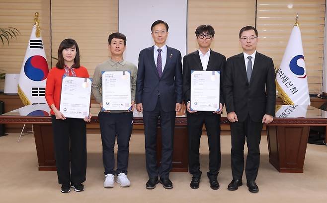 기념촬영하는 김용선 지식재산처장(중앙)과 1호 특허·상표·디자인권자들 [지식재산처 제공. 재판매 및 DB 금지]