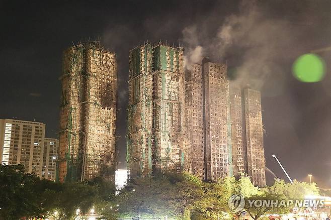 대형 화재 발생한 홍콩 아파트 단지 (홍콩=연합뉴스) 박수현 기자 = 27일(현지시간) 오후 10시 15분께 홍콩 북부 타이포의 고층 아파트 단지 '웡 푹 코트'(Wang Fuk Court)에서 잔불과 열기로 인한 회색 연기가 피어오르고 있다. 2025.11.28 suri@yna.co.kr