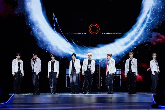 검은 리본을 착용하고 무대에 오른 그룹 알파드라이브원 [CJ ENM 제공. 재판매 및 DB 금지]