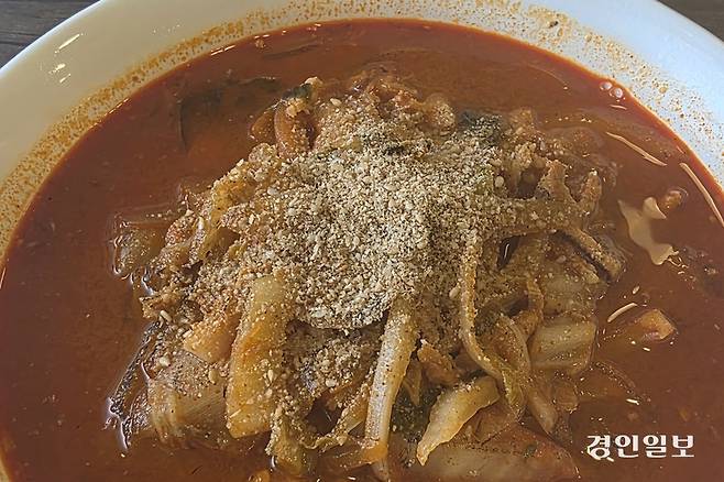 고소한 깨소금이 잔뜩 올라가 있는 게 이 집 짬뽕의 매력. 매콤함을 덜어주는 동시에 고소한 풍미를 더 끌어올린다. /황성규기자 homerun@kyeongin.com