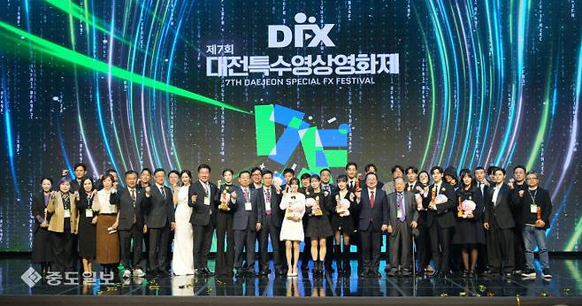 제7회 대전특수영상영화제(7th Daejeon Special FX Festival) 'DFX OTT어워즈'가 11월 28일 오후 대전시 유성구 호텔 ICC에서 개최됐다.시상식에 참여한 배우들과 수상자들이 기념촬영에 임하고 있다. 금상진 기자