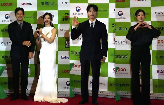 제7회 대전특수영상영화제(7th Daejeon Special FX Festival) 'DFX OTT어워즈'가  11월 28일 대전 ICC호텔에서 열린 가운데 시상식에 참석한 배우들이 포토라안 앞에서 포즈를 취하고 있다. (왼쪽부터) 오지호, 공서영, 윤재찬, 한예지