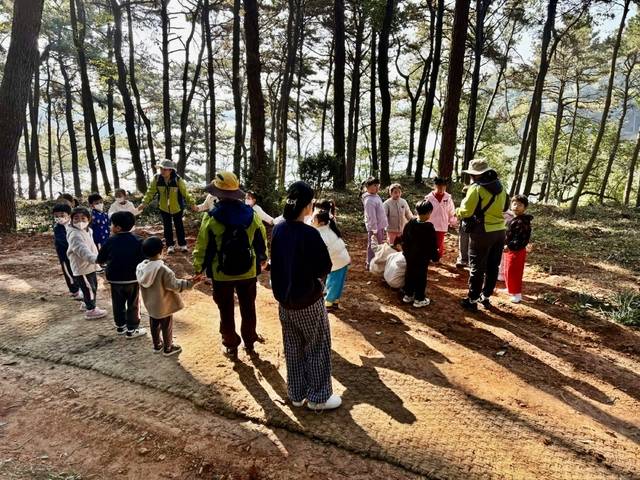 익산 신흥공원 유아숲체험원에서 미취학 아동들이 자연과 교감하고 있다./사진 제공=익산시