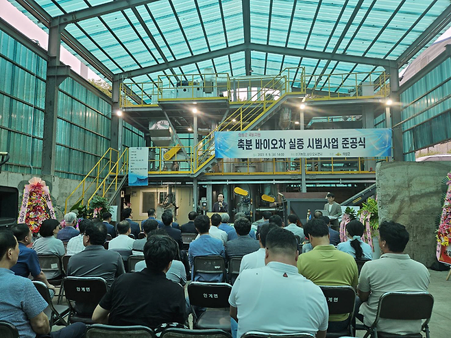 ▲ 2023년 8월 9일 의성군 안계면 축분 바이오차 생산시설에서 신기농장·바이오씨앤씨가 주최하고 의성군이 주관한 '축분 바이오차 실증 시범사업 준공식'이 열려, 참석자들이 김주수 의성군수가 전국 최초로 추진하는 축분 바이오차 기반 마늘재배 기술 실증의 필요성과 탄소중립 효과를 설명하는 인사말을 듣고 있다. 경북일보DB