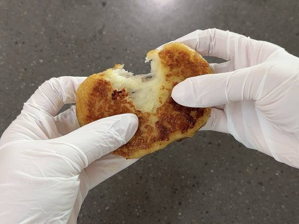 감자로 만든 요리 호떡을 손으로 뜯어내는 모습