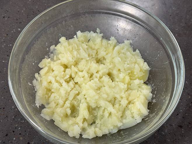 으깬 감자가 담겨있는 유리 그릇