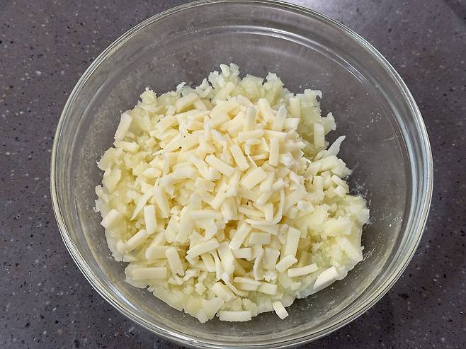 으깬 감자위에 듬뿍 뿌려놓은 모짜렐라 치즈