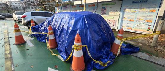 청주에서 장기실종된 여성의 SUV가 27일 오전 충북경찰청의 한 주차장에 보관돼 있다. 경찰은 전날 충주호에서 이 SUV를 인양했다. (사진=연합뉴스)