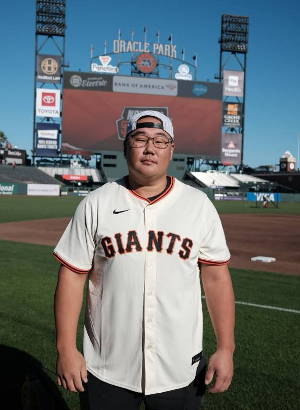 (샌프란시스코 홈구장 '오라클 파크'에서 포즈를 취한 에릭 심)