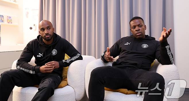 전 맨시티 선수이자 현재 클럽 앰배서더인 페이비언 델프(왼쪽)와 네덤 오누오하가 28일 오후 서울 중구 젠지 GGX에서 뉴스1과 인터뷰를 하고 있다. ⓒ News1 박지혜 기자