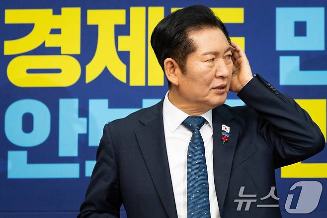 정청래 더불어민주당 대표가 지난 28일 서울 여의도 국회에서 열린 최고위원회의에 참석하고 있다. 2025.11.28/뉴스1 ⓒ News1 유승관 기자