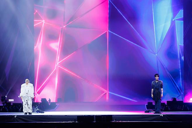 '2025 마마 어워즈'에 참석한 쿄카(왼쪽)와 성한빈 (CJ ENM 제공)