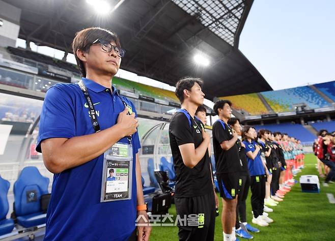 한국여자축구대표팀 신상우 감독(맨 왼쪽)이 9일 수원월드컵경기장에서 열린 ‘EAFF(동아시아축구연맹) E-1 풋볼 챔피언십 2025’ 중국과의 경기에 앞서 태극기를 향해 경례를 하고 있다.  2025. 7. 9.  수원 | 박진업 기자 upandup@sportsseoul.com