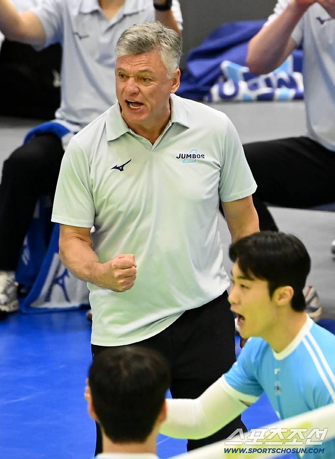 28일 수원체육관에서 열린 V리그 남자부 한국전력과 대한항공의 경기. 대한항공 헤난 감독이 득점에 환호하고 있다. 수원=허상욱 기자wook@sportschosun.com/2025.11.28/